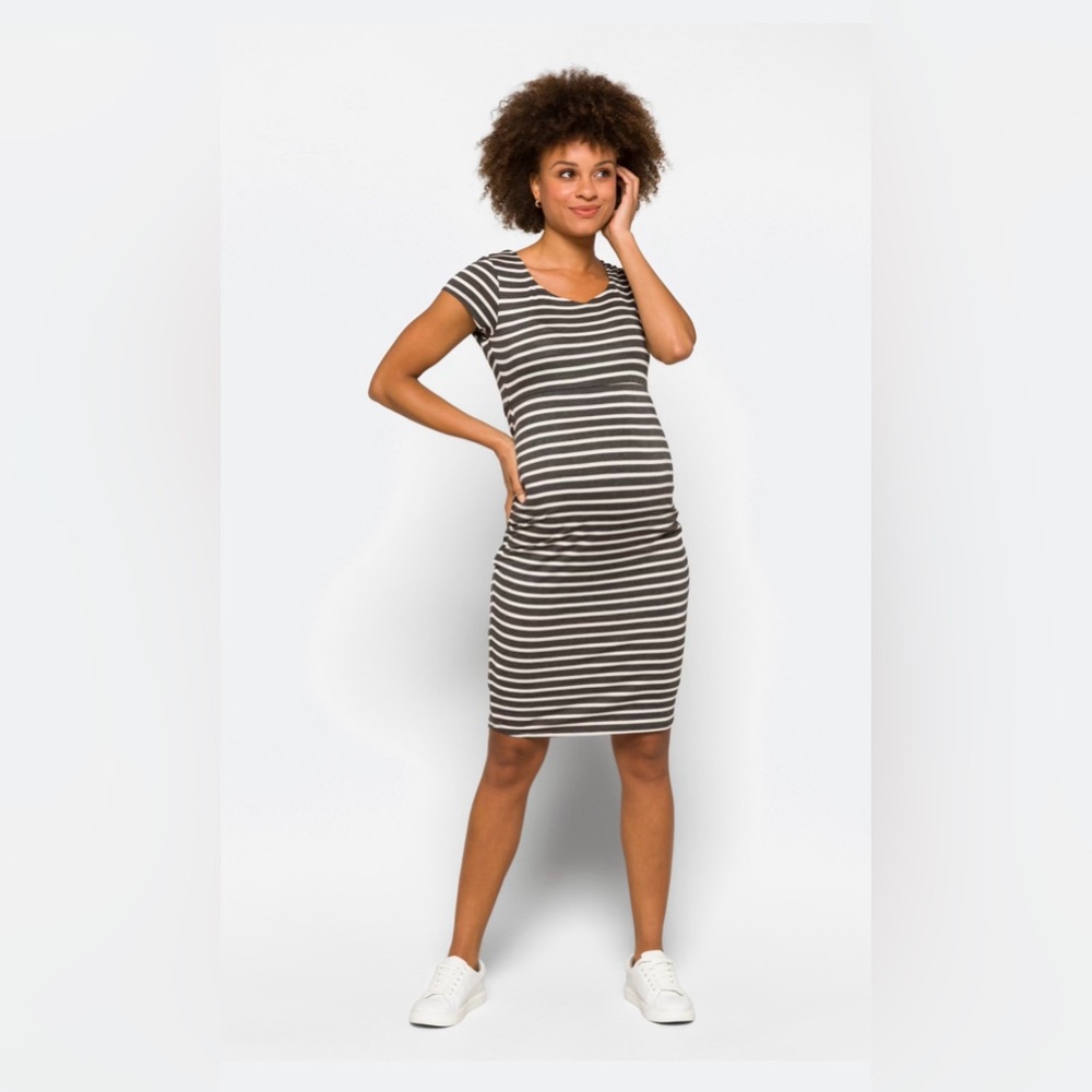 Fitted short sleeve Maternity dress